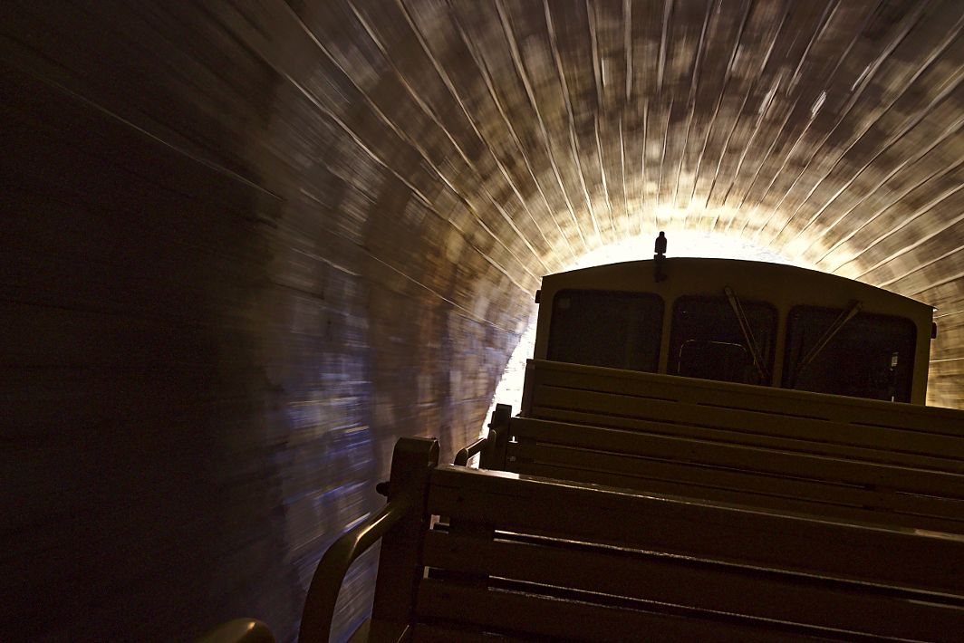 Train Jaune Tunnel