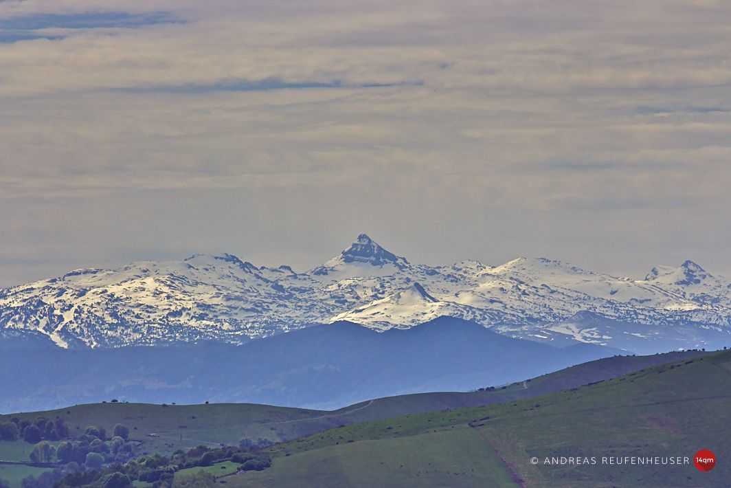 29b Die schneebedeckten Gipfel der Pyrenäen