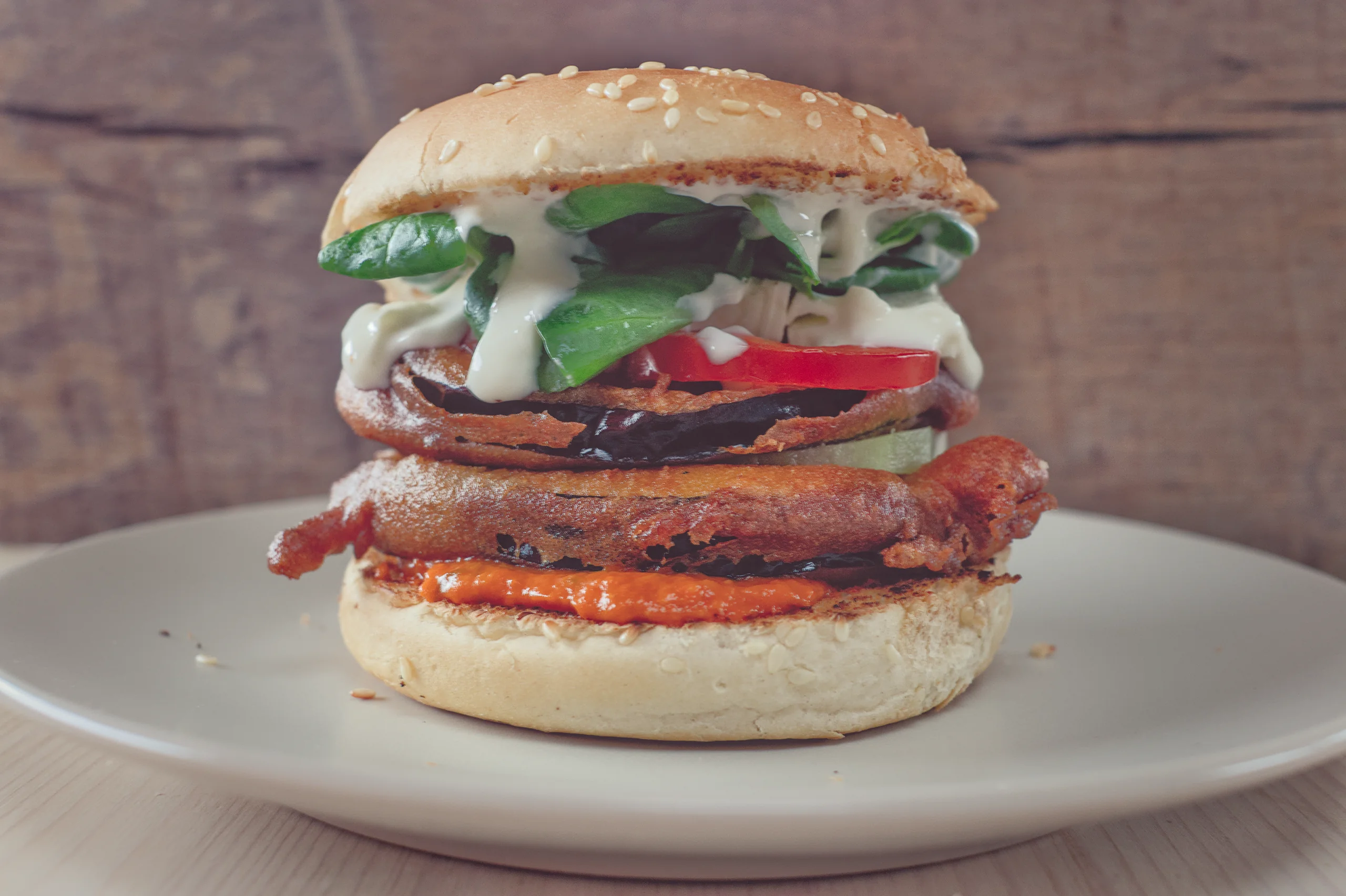 Featured image for “Vegetarischer Burger mit frittierten Auberginen”